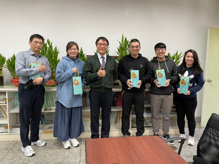 校長與同仁開心合照