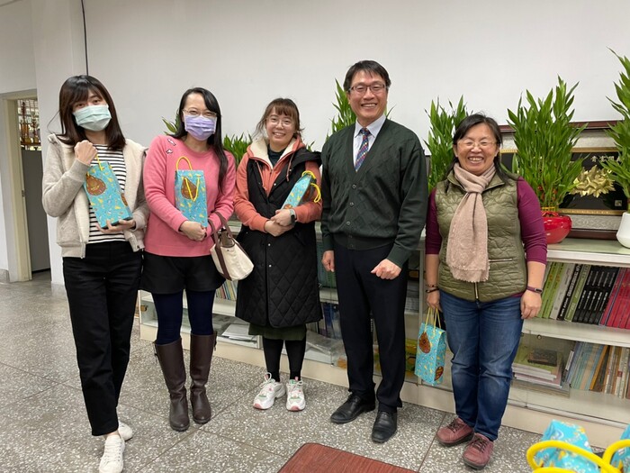 校長與同仁開心合照