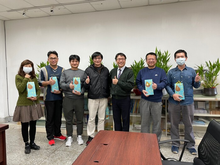 校長與同仁開心合照