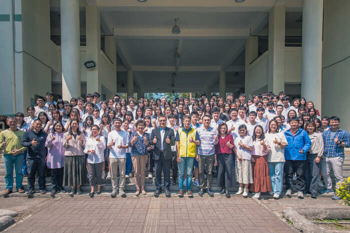 本校 115 學年度繁星推薦 成績斐然，共計錄取 112 位 同學，錄取人數最多！ 其中含括國（市）立大學共 40 位 菁英學子，亮眼的升學表現，展現出樹高學子深厚的競爭力與師長指導的辛勞成效。。