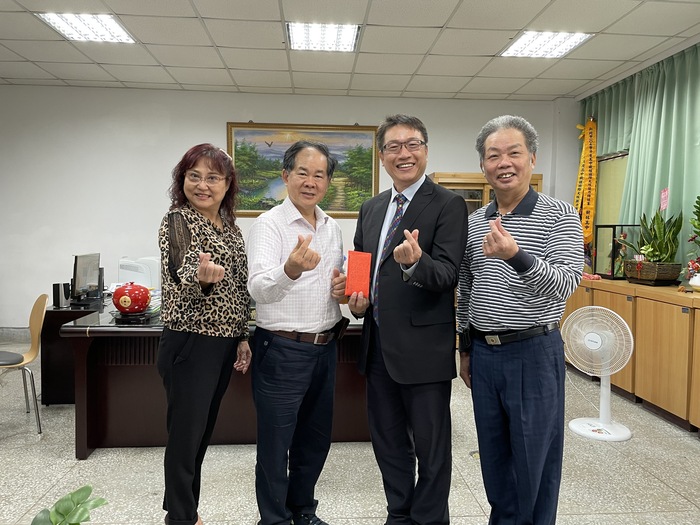 董事們都很有愛心喔!